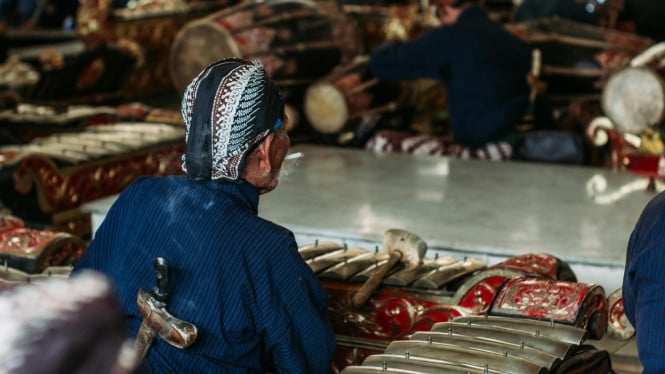 Heningnya suara gamelan mengiringi Jemparingan