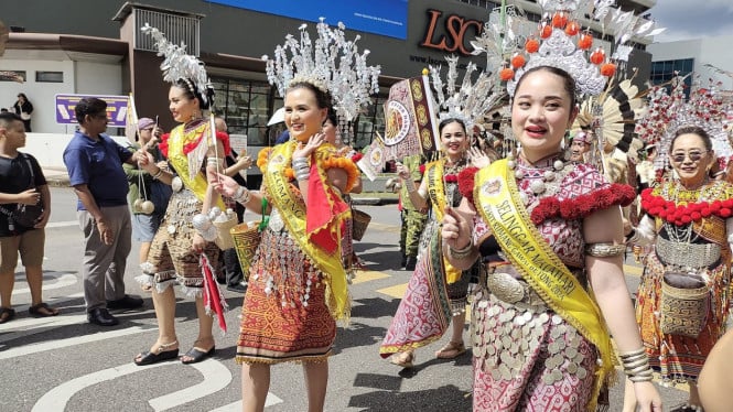 Beramai-ramai di tengah Gawai