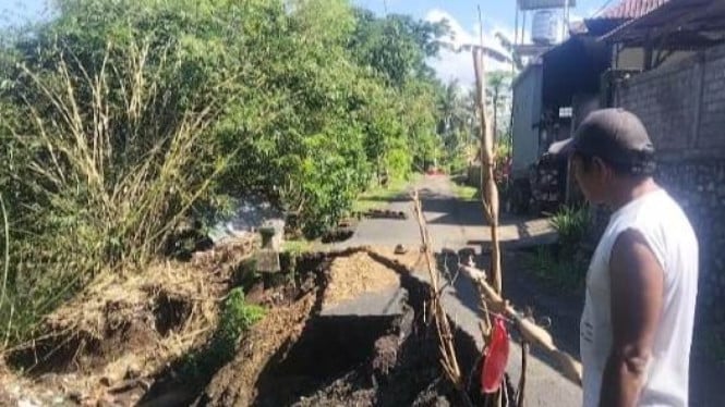 Longsor Putuskan Akses Jalan di Kelurahan Pendem