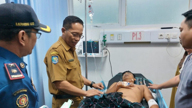 Sekda Lotim H. Muhammad Juaini Taofik menjenguk petugas damkar