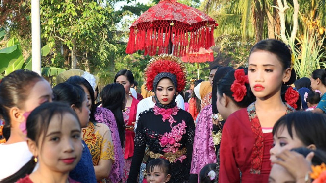 Ilustrasi prosesi adat Nyongkolan masyarakat Sasak NTB.
