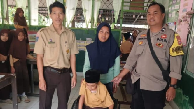 Penyerahan bantuan kursi roda ke Arik
