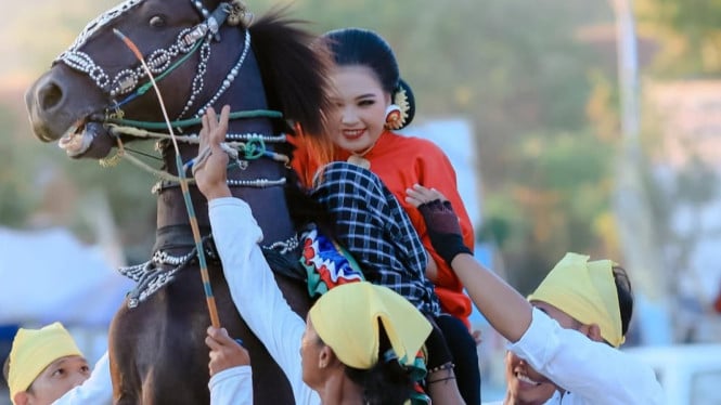 Seorang anak diarak kuda berhias dalam tradisi khas Mandar