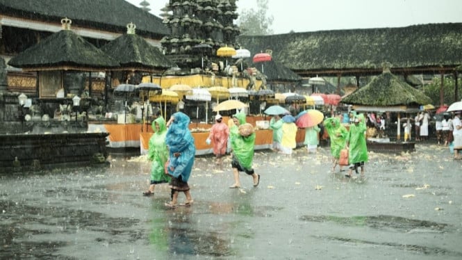 Deras hujan di bumi dewa gugusan