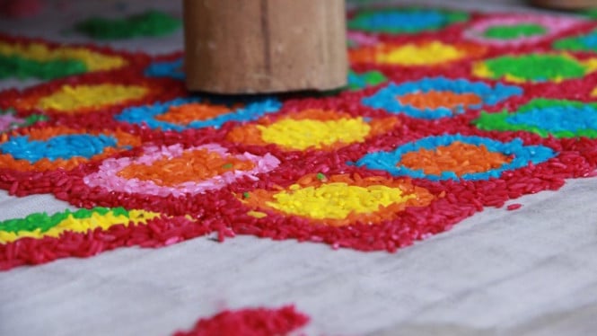 Tambak Karang bermotif khas sebagai alas ritual sakral