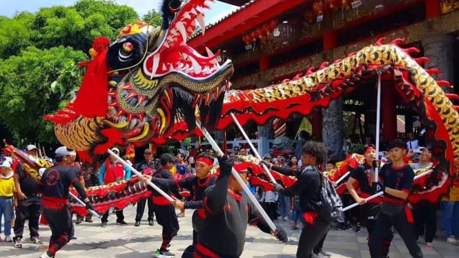 Penampilan Tari Naga dengan gerakan akrobatik