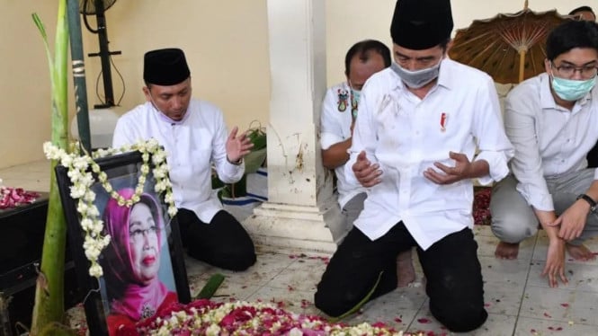 Presiden ke-7 Indonesia, melakukan tradisi "Brobosan"