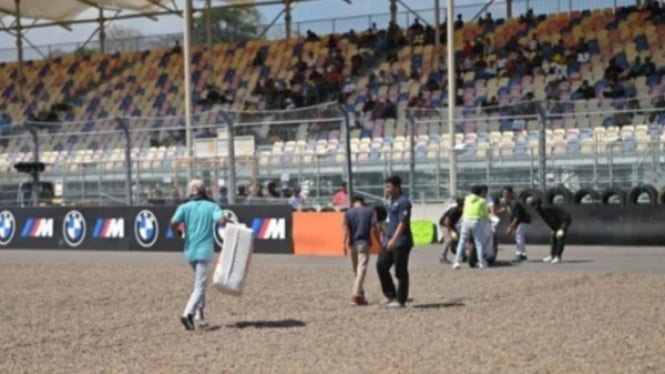 Kegiatan pelatihan Marshal dalam usaha menjaga keamanan event MotoGP.