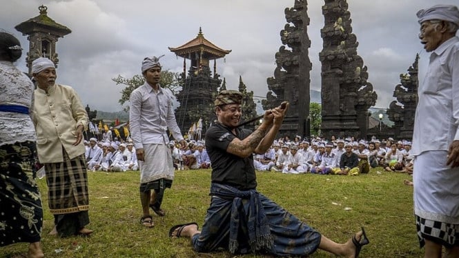 Ilustrasi pelaksanaan Ngurek, tradisi ekstrem khas Bali