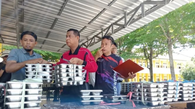 Petugas sedang mempersiapkan pembagian MBG di Mataram.