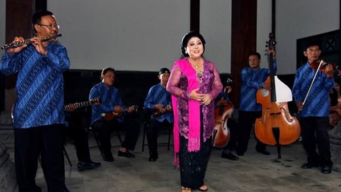 Penampilan musik keroncong oleh Orkes Keroncong Bintang Surakarta.