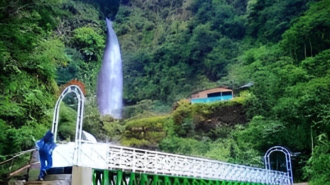 Panorama eksotis Curug Bajing Pekalongan.