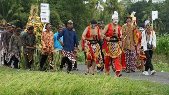 Warga mengikuti prosesi tradisi Baritan.