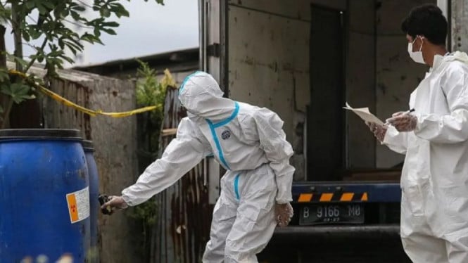 Petugas mengukur tingkat radiasi Cesium-137 di Kawasan Cikande