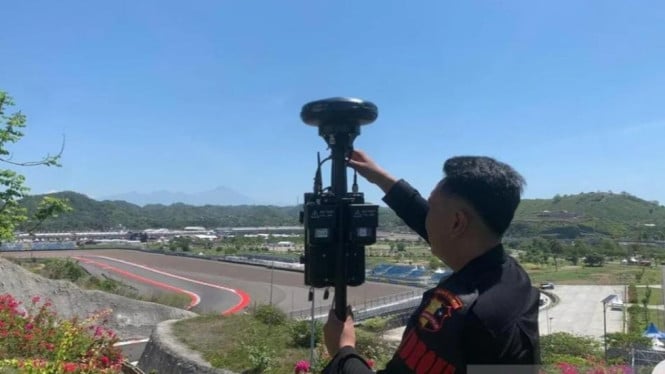 Tim brimob sedang mengawasi drone ilegal di Mandalika