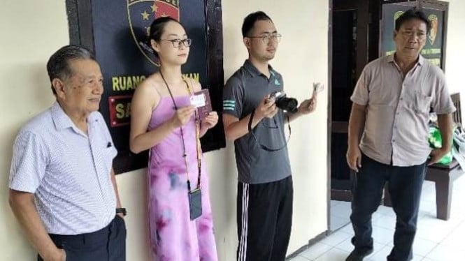 WNA Cina Memperlihatkan Barang Miliknya yang Sempat Hilang