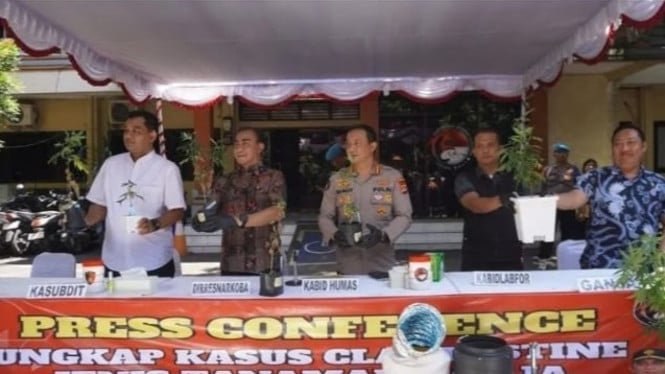 Polda bali menunjukkan bukti