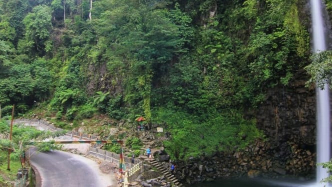 Air Terjun Lembah Anai di Pinggir Jalan Raya Utama Padang–Bukittinggi