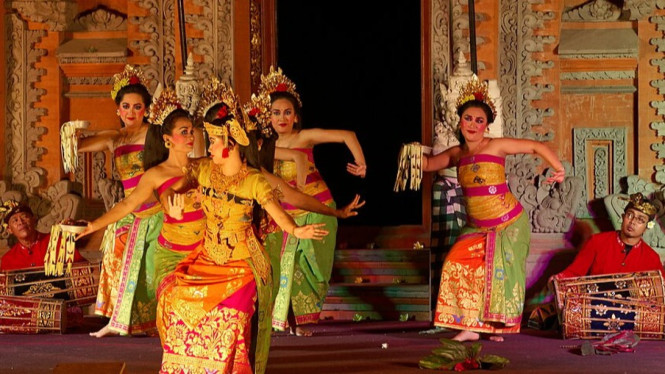 Ilustrasi keanggunan penari Tari Legong asal Bali