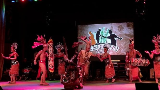 Ilustrasi penampilan Tari Ngajak suku Dayak Iban