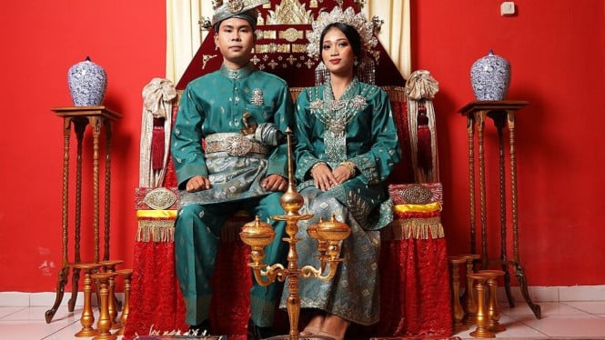 Ilustrasi tradisi prosesi berinai, adat pernikahan suku Melayu