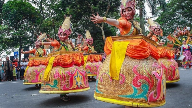 Ilustrasi penampilan tari Boboko Logor asal Bogor