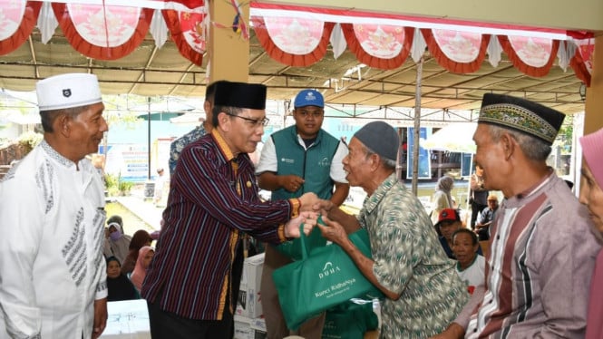 Wabup Lombok Timur saat serahkan santunan