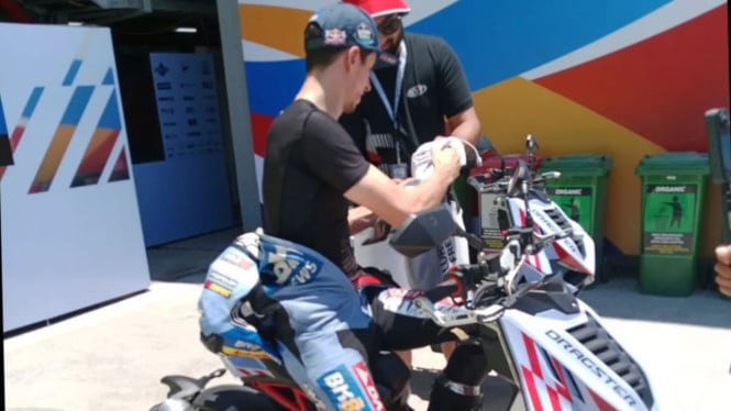Pembalap MotoGP, Alex Marquez saat disapa fans