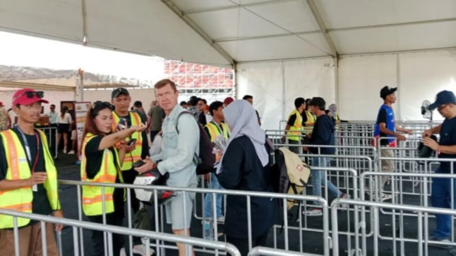 Penonton MotoGP Mandalika sedang mengantri masuk kedalam sirkuit.