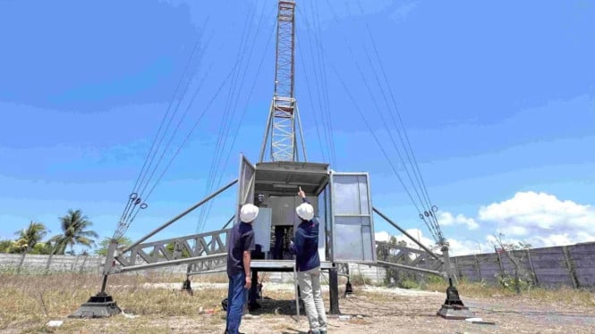 Petugas Telkomsel Sedang Memastikan jaringan Lancar
