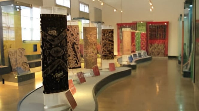 Berbagai batik yang dipajang di Museum Batik Pekalongan