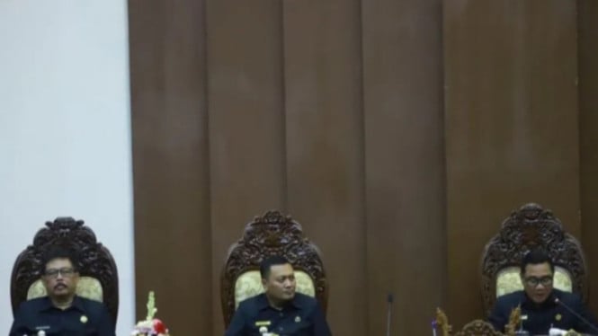 Bupati dan Wakil Bupati Gianyar tampak hadir dalam rapat DPRD.