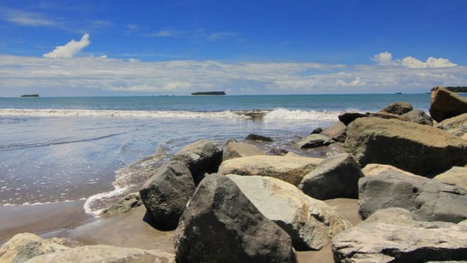 Pantai Romansa Minang yang menyimpan rahasia laut Biru