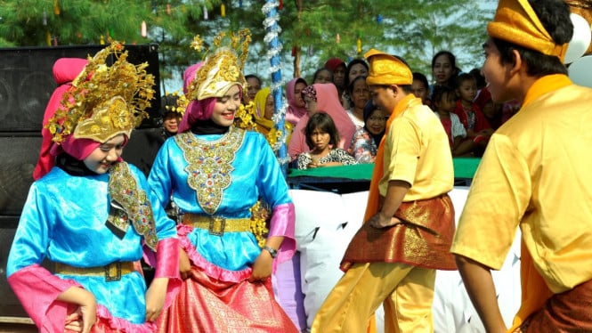 Tarian penuh keceriaan dan pantun Melayu khas Belitung