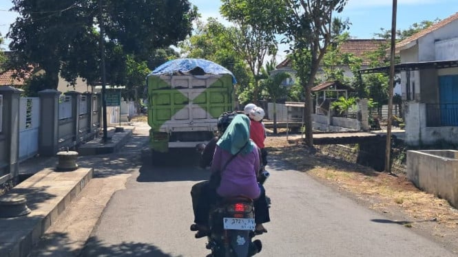 Ilustrasi dumptruk angkut material pasir di Desa Wonorejo