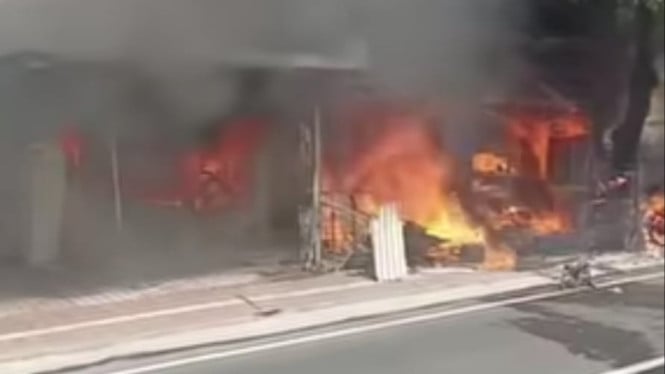 Kebakaran warung dan bengkel  di Desa Sidakarya