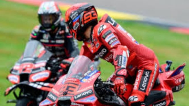 Marquez dan Bezzecchi crash di tikungan 7
