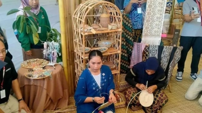 Wamenpar Ni Luh Puspa meninjau booth UMKM binaan ITDC