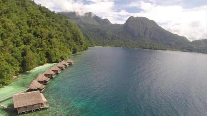 Keindahan Pantai Ora dengan Resort yang berada diatasnya