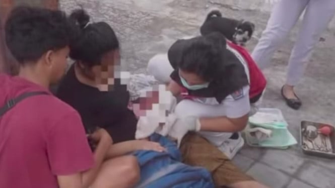 Ibu Melahirkan di Gang Sempit