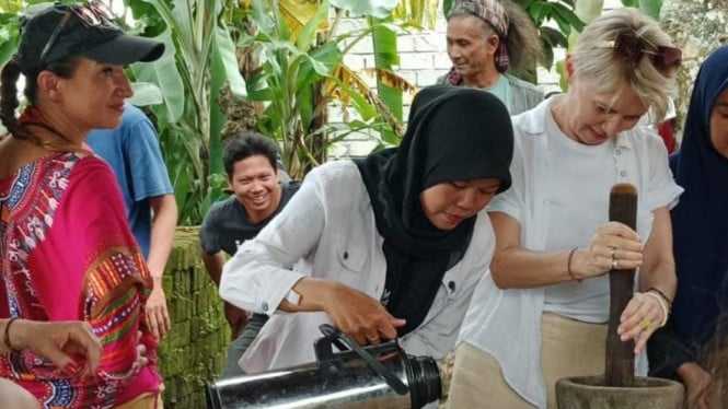 Wisatawan asing belajar menyangrai biji kakao