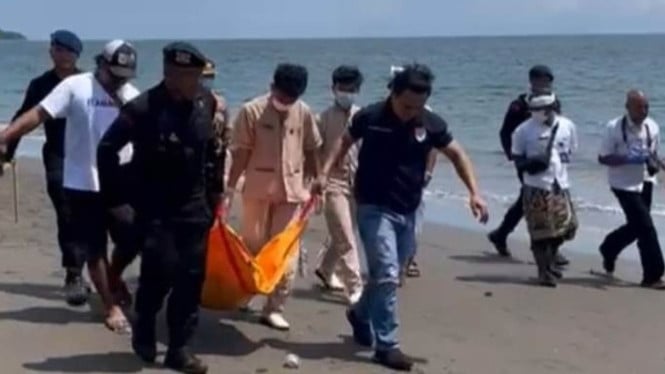 Tim Gabungan Evakuasi Jenazah Terdampar di Pantai