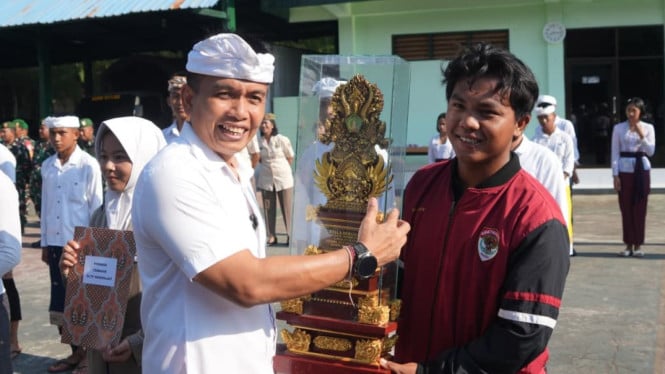 Wakil Bupati Jembrana (baju putih) Menyerahkan Hadiah