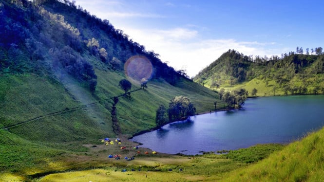 Keindahan Danau Ranu Kumbolo di Gunung Semeru