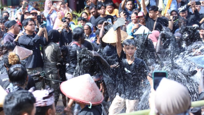 Tradisi adat kebo-keboan.