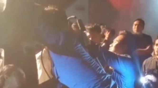 Evakuasi korban oleh Tim Damkar Badung