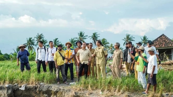 Gubernur NTB Saat Meninjau Sungai di Lombok Timur