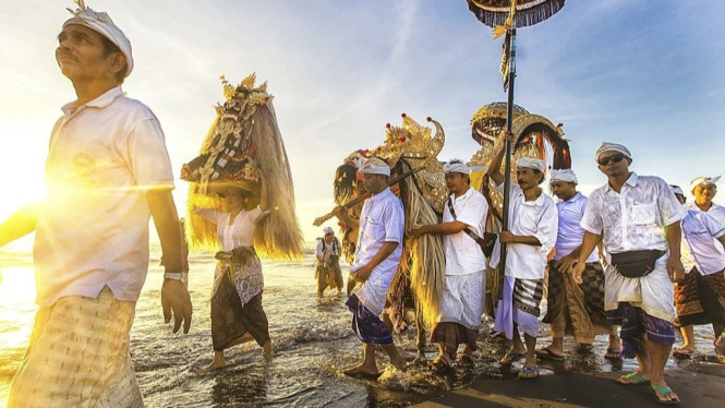 Ilustrasi prosesi upacara Melasti menjelang hari raya Nyepi