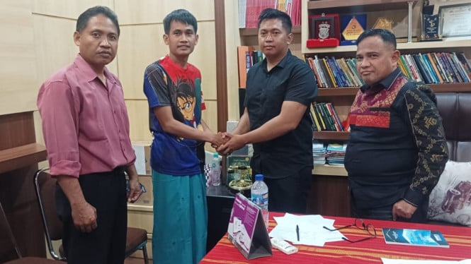 IPTU Pulung Anggara Surya Putra bersama Brigadir MNS saat perdamaian