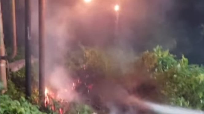 Damkar Badung berupaya memadamkan kebakaran
